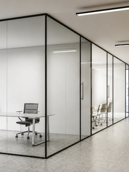 Büro mit Glaswänden und Stadtblick. Smart Folie für Privatsphäre.